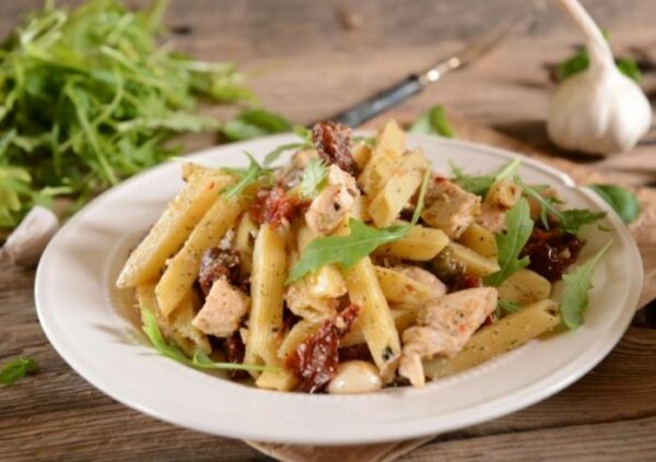 Penne au poulet, tomates séchées et pignons
