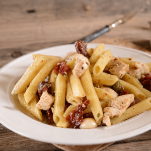 Penne au poulet, tomates séchées et pignons