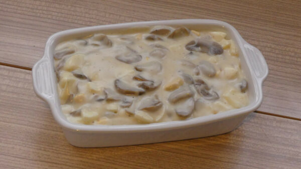Quenelles à la béchamel, jambon et champignons