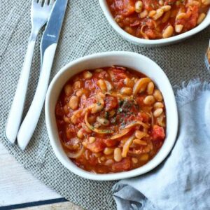 Haricots blancs mijotés au chorizo et à la tomate