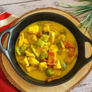 Poulet thaï au curry vert, poivrons, lait de coco et riz