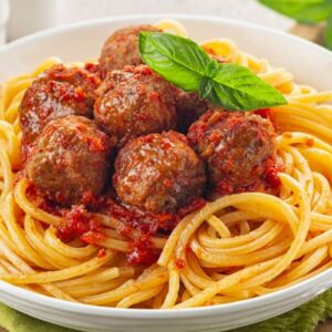 Boulettes de boeuf maison et linguines à la sauce tomate cuisinée