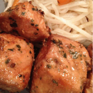 Saumon mariné au miel et sauce soja, nouilles de riz