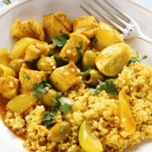 Mijoté de poulet aux olives et semoule
