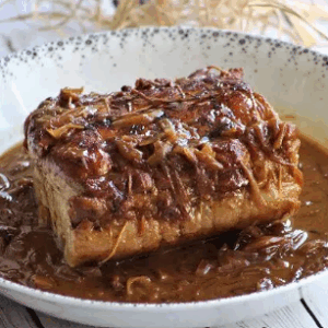 Rôti de porc fondant aux oignons et purée maison