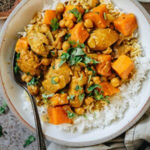 Curry de poulet aux patates douces et pois chiches, riz