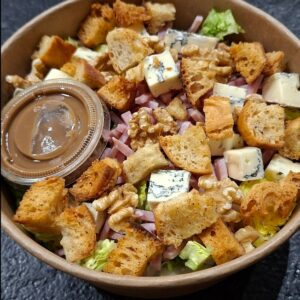 Grande salade complète au bleu