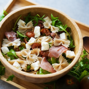 Grande salade de pâtes à l'italienne