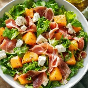 Grande salade estivale au melon, jambon cru et féta