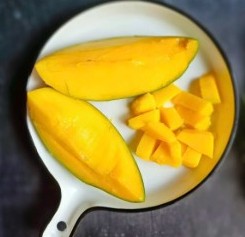 Dés de mangue fraîche